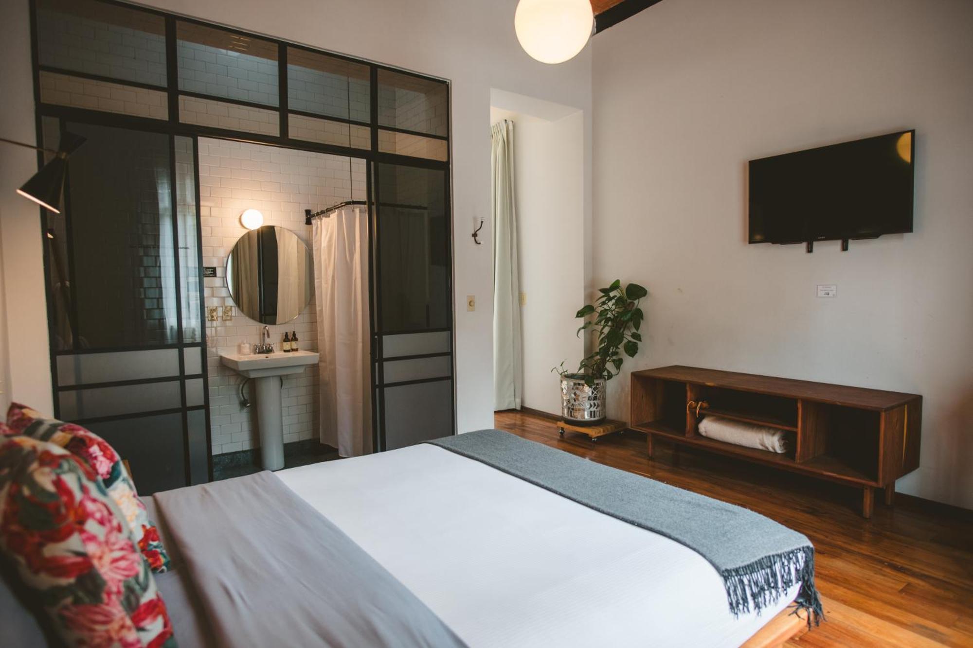 Exclusive Oasis In Roma Norte W Rooftop 8br 85ba Mexico City